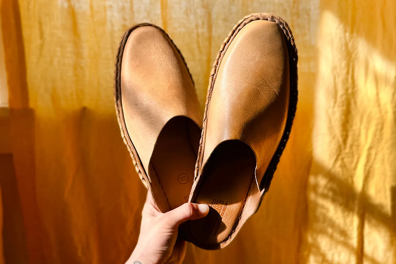 Seconds: Men's Heritage Solid City Slipper in Honey